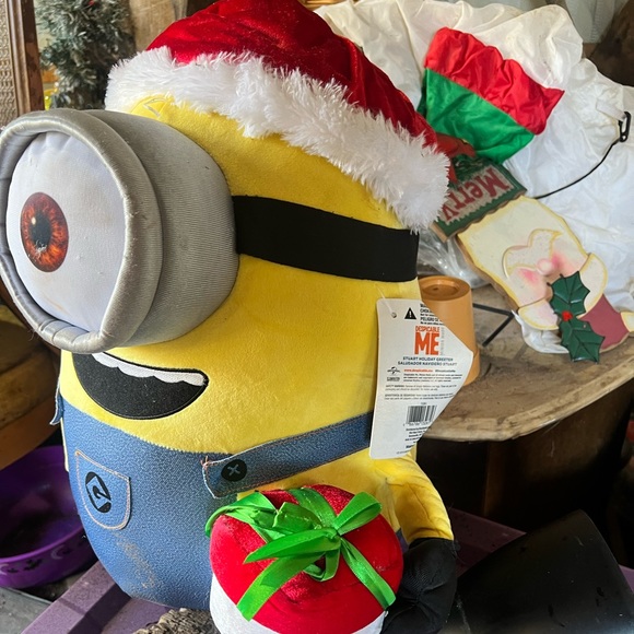 Despicable Me plush holiday greeter - Picture 4 of 4